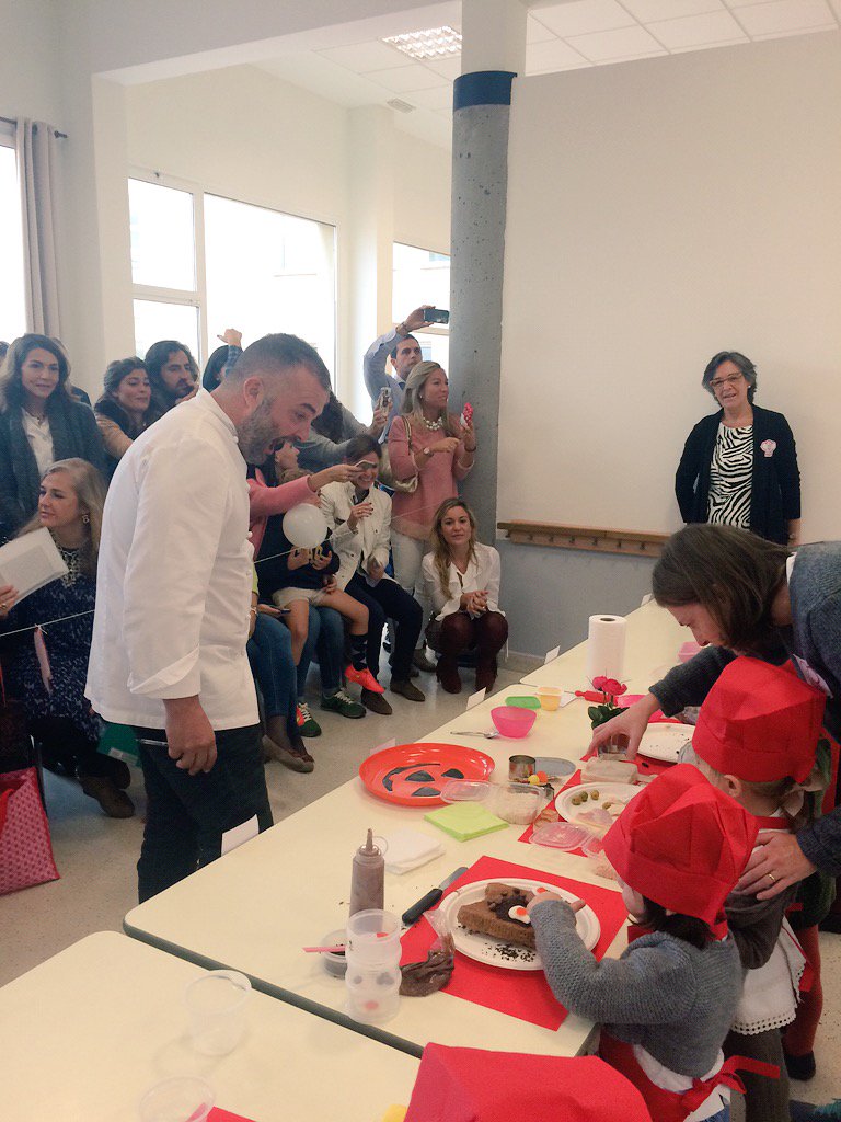 ColegioPmay's tweet photo. Nuestro jurado se pasea por las mesas #LittleChef @EGB_smilecook y @sergiorama_ https://t.co/ChuodAN9QG
