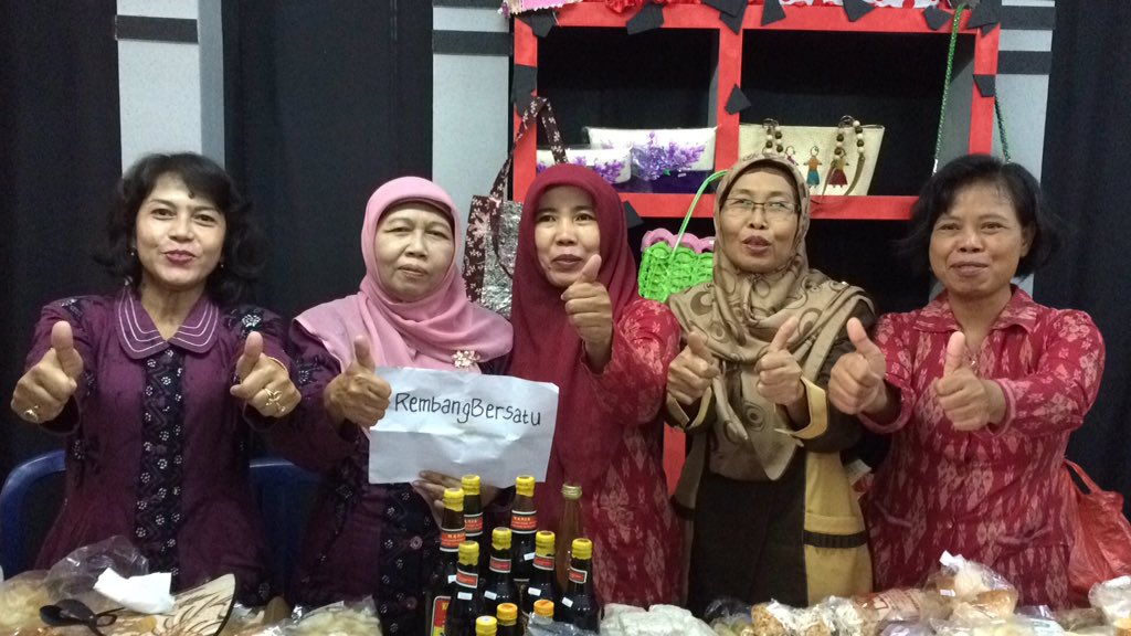 saverembang's tweet photo. Ibu-ibu Rembang sllu semangat &amp; berdoa agar kemajuan Rembang dan keberhasilan Pemuda Rembang #bangunindonesia https://t.co/Oix4t3IcjK