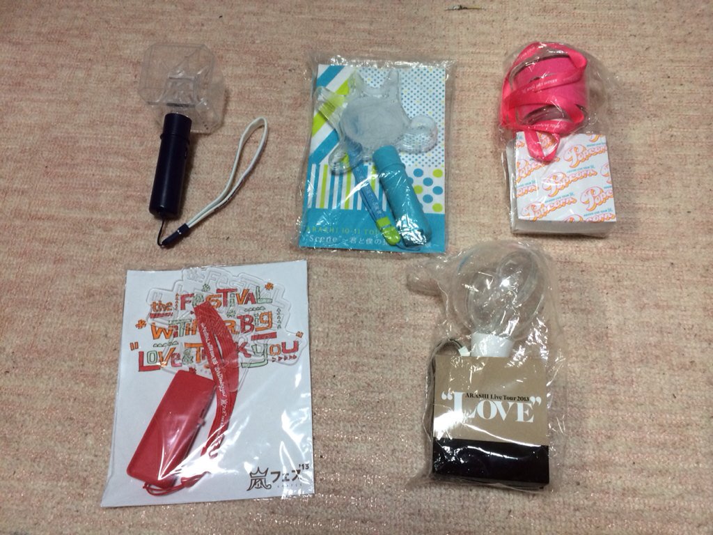 flowr_goods's tweet photo. 【拡散希望】嵐 グッズ バッグ ペンライト 等 お譲りします。気になったものがある方はRT後に希望額を明記し、リプお願いします。基本、定価もしくは定価以下です。都内手渡しも可能です。#嵐グッズ #嵐グッズ譲 #嵐グッズ求 #嵐求 https://t.co/PuvMwFRGA6