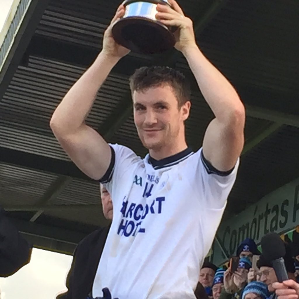 comortaspeile15's tweet photo. Captaen Naomh Conaill Leo Mac an Luain le Corn an Aire https://t.co/A55EJ7wT3V