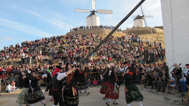 Tradición, historia, gastronomía: la #FiestadelaRosa del #Azafrán, en #Consuegra, nos deja imágenes espectaculares
