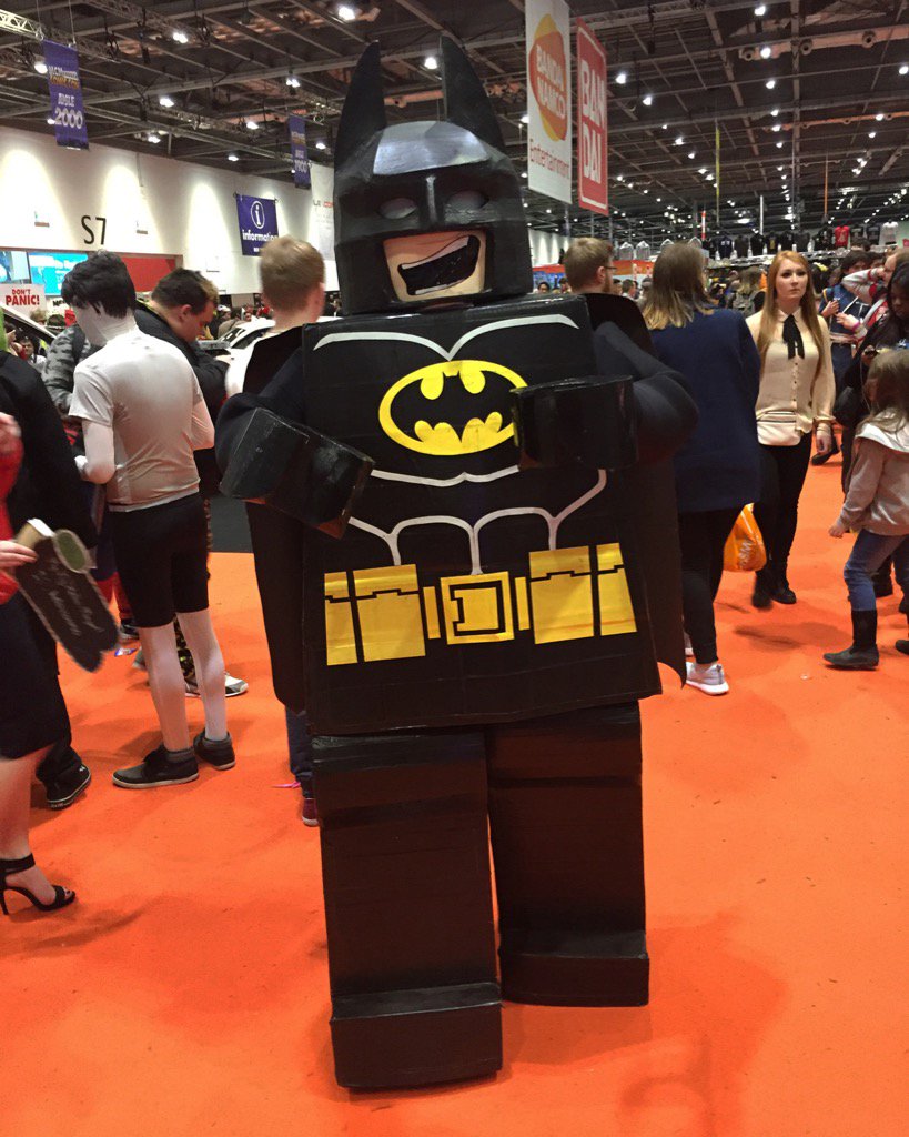 WarnerBrosUK's tweet photo. "I only work in black. And sometimes very, very dark grey." #mcmLDN15 #Batman #LEGO #LEGOMovie https://t.co/FkY7tWtPYT