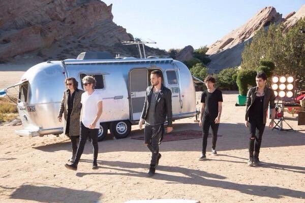 ferstoran_'s tweet photo. ¿un año ya? pero si parece como si lo hubieran sacado ayer...😫

#1YearSinceStealMyGirl https://t.co/9g2jnFPjyw