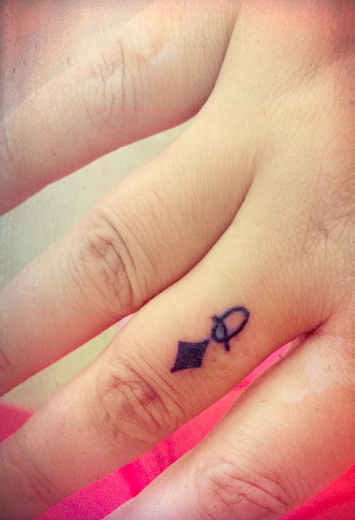 taperjeanlea's tweet photo. Finger is still swollen but I love my new little tattoo β€οΈ @BQQuinn what do you think?? #queenoddiamonds #DiamondBQ https://t.co/rUUDI6wb2D