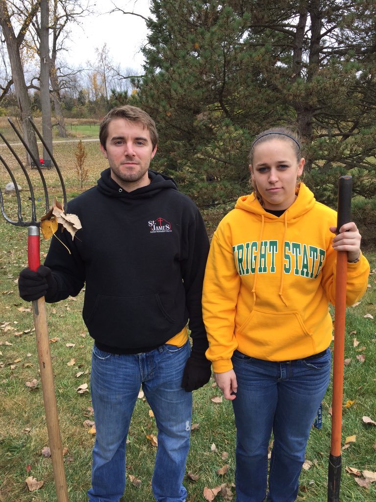 bapwsu's tweet photo. Giving back Beta Alpha Psi style 🌲🌳🌿🍃🍂🍁 https://t.co/GqEiRBEiji
