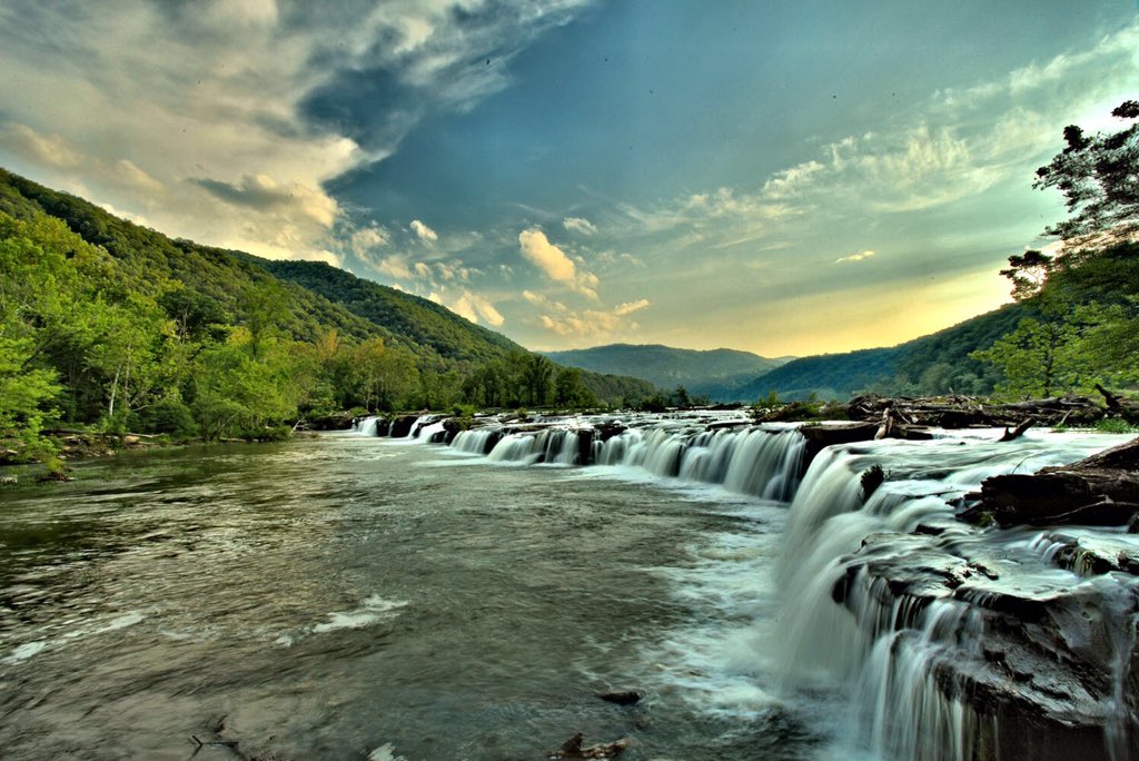 Interior's tweet photo. .@NewRiverNPS is home to one of the oldest rivers on the continent. It's also pretty gorgeous #WestVirginia https://t.co/jxj768nUrJ