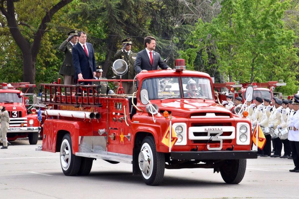 COREsantiago's tweet photo. Pdte #Core @fberriosu participa 1er desfile bomberil de #RM participan + 3.500 bomberos y 70 carros de emergencia https://t.co/yz7ahLS0Op