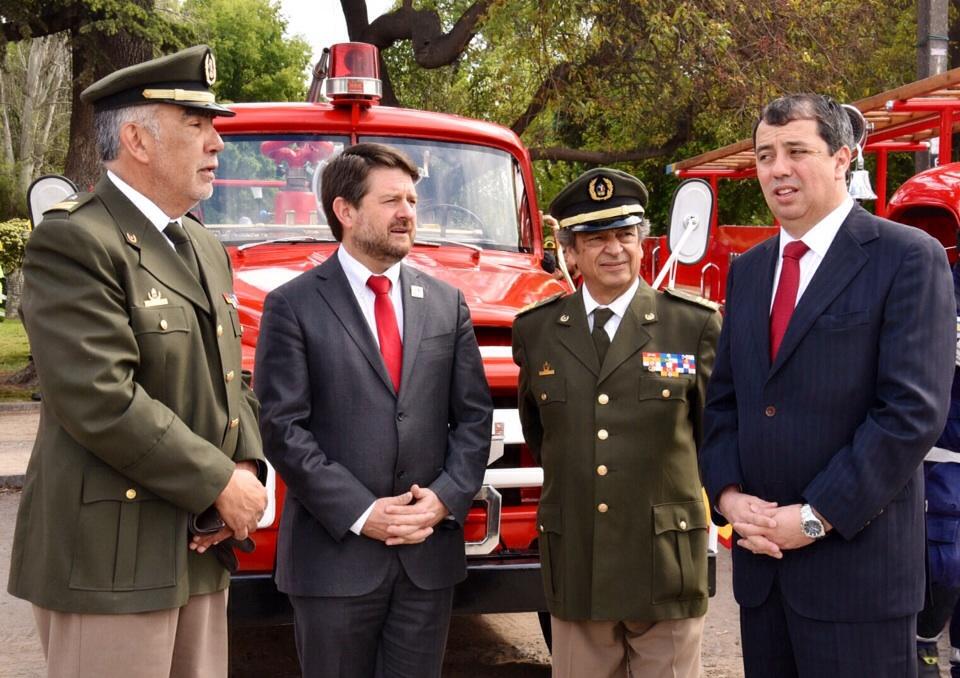 COREsantiago's tweet photo. Pdte #Core @fberriosu participa 1er desfile bomberil de #RM participan + 3.500 bomberos y 70 carros de emergencia https://t.co/yz7ahLS0Op