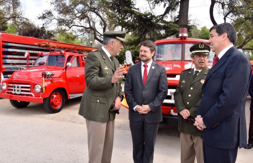 Pdte #Core <a href="/fberriosu/">Felipe Berrios</a> participa 1er desfile bomberil de #RM participan + 3.500 bomberos y 70 carros de emergencia