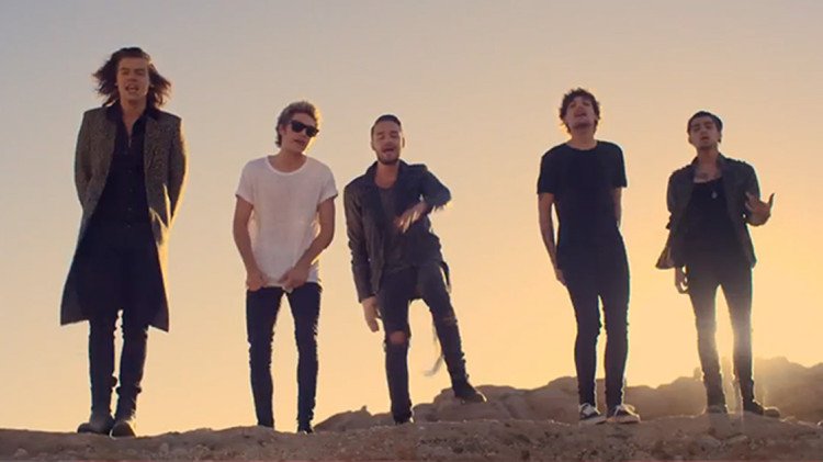 1DirectionCO's tweet photo. un año del el penúltimo vídeo de los chicos como quinteto me fui a llorar 
#1YearSinceStealMyGirl #EMABiggestFans1D https://t.co/vpKUebsocy