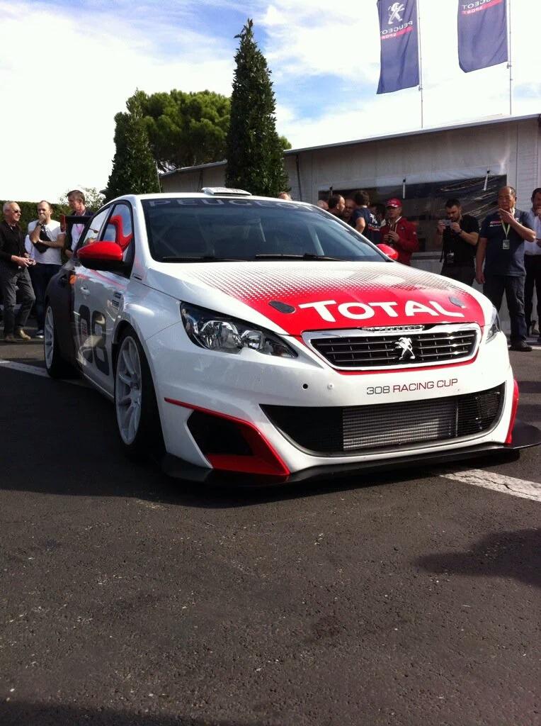 GfSamuel's tweet photo. @GfSamuel @PeugeotTMingos @cambioderasante @JASuarezOficial  #Peugeot308RacingCup ....
Que caderas!! https://t.co/ViACrAxYPJ