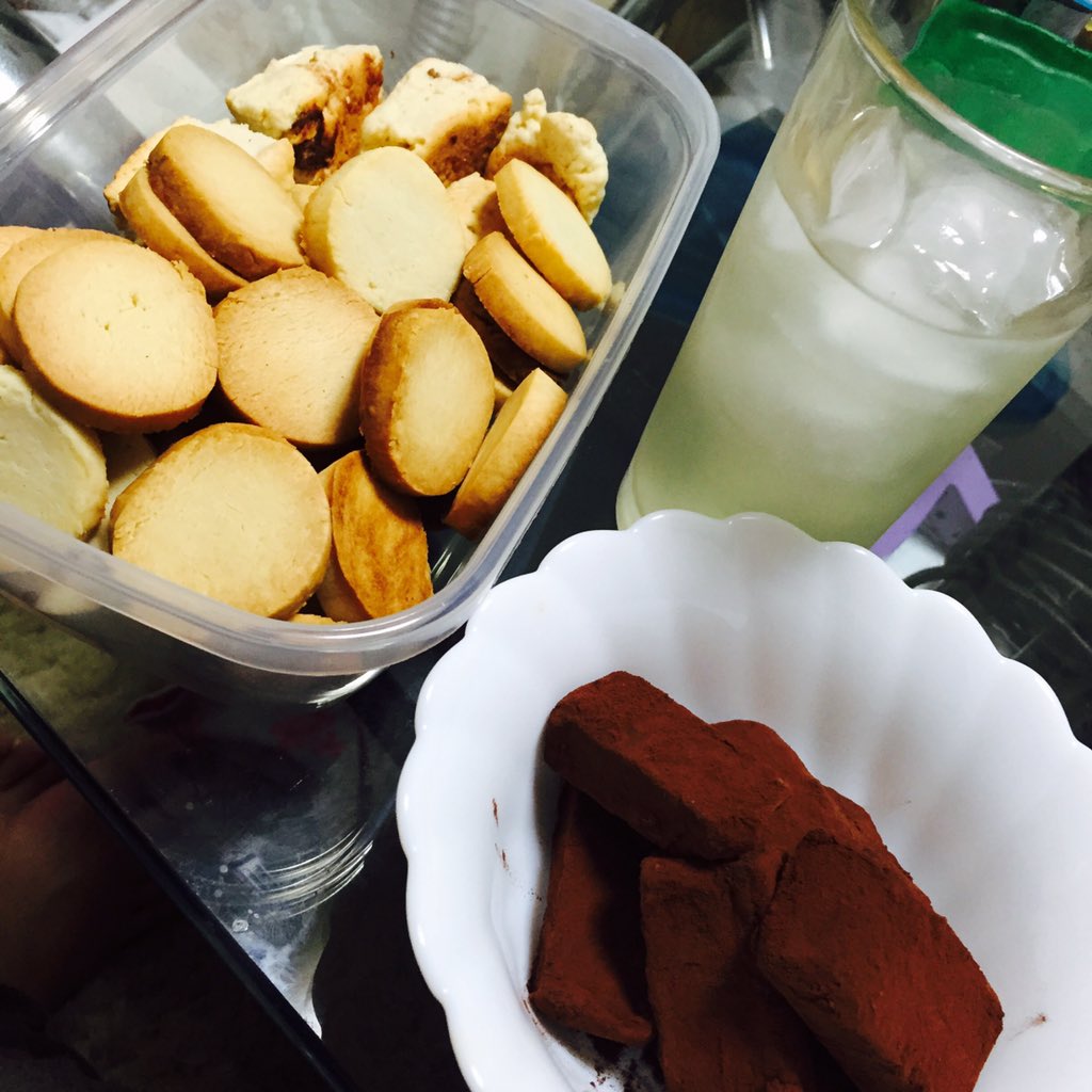 mishu0u0's tweet photo. ににすけの作ったクッキーとガナッシュ、みーの作ったスコーンでお酒飲む〜♪♪ https://t.co/PlX0xF3BIl