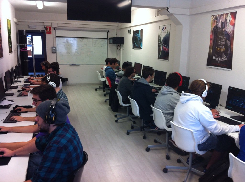 CevBcn's tweet photo. Testeando el nuevo juego de @unepic_fran en el @CevBcn ! Está genial! #indiedev #gamedev https://t.co/Fk4rH3vu2T