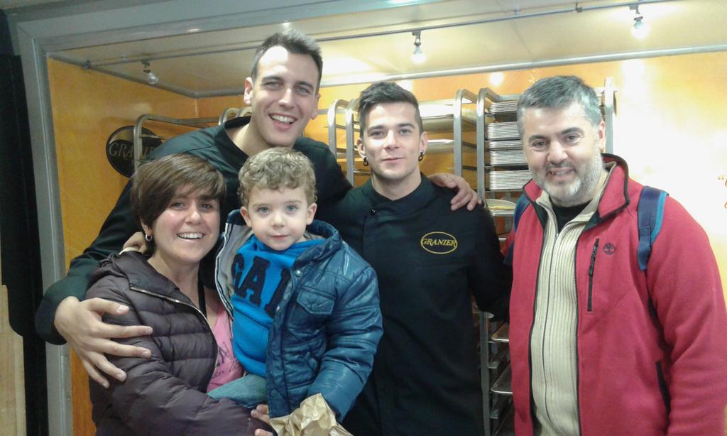 LMGallegoM's tweet photo. @carlosmchef3 @antoniomchef3 #granierbus un placer conocerte paisano. Mucha suerte a ambos!! https://t.co/HlN5Xmmz75