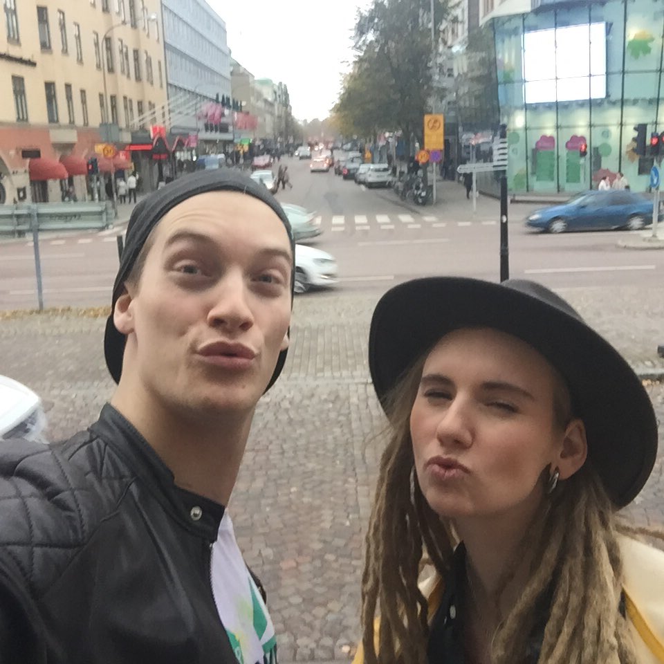 ThobiasThorwid's tweet photo. @lignellmoa & jag gör Karlstad osäkert! Touchdown för @P3Star klackattacken! 🚄💨 #moalignell #p3starklacken #karlstad https://t.co/AKZOATI4NM