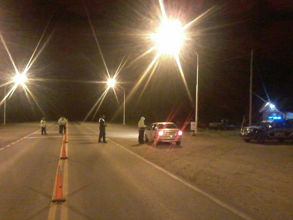 APSV3's tweet photo. APSV/ESQUEL.RN259.puesto 627.con Policía Vial.Finaliza alcoholemia con 2 positivos y retiro via publica https://t.co/rqAxQfXe7f