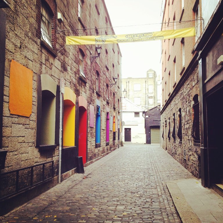 Hejorama's tweet photo. Exploring all #Dublin streets (and #pubs), looking for @bramstokerdub vampires. 
#BitemeDublin #MustLoveFestivals https://t.co/SGw2WtFZW7