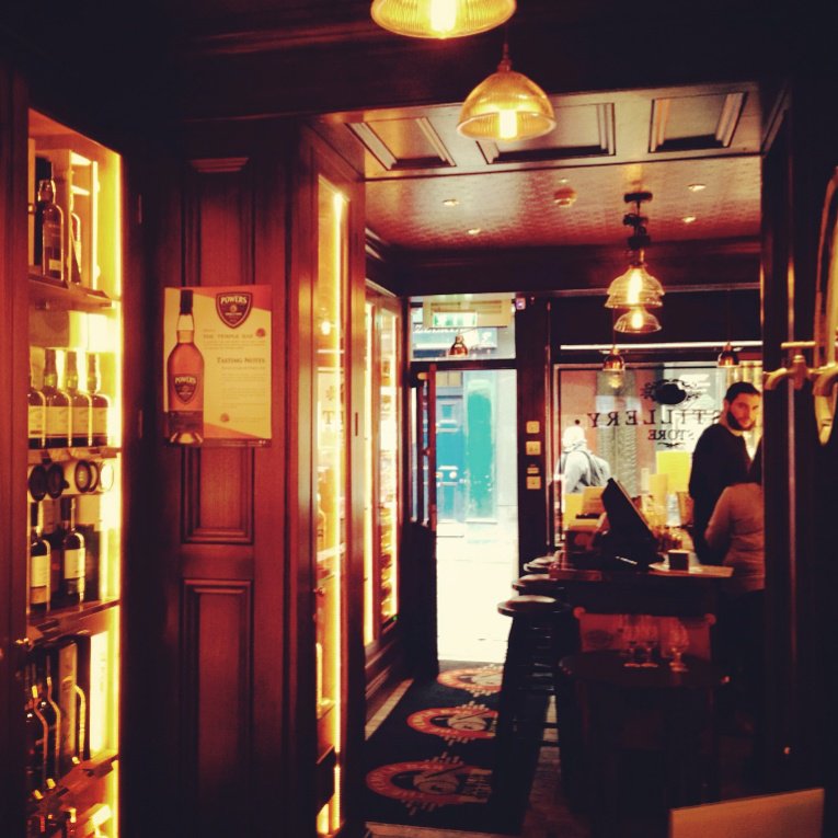 Hejorama's tweet photo. Exploring all #Dublin streets (and #pubs), looking for @bramstokerdub vampires. 
#BitemeDublin #MustLoveFestivals https://t.co/SGw2WtFZW7