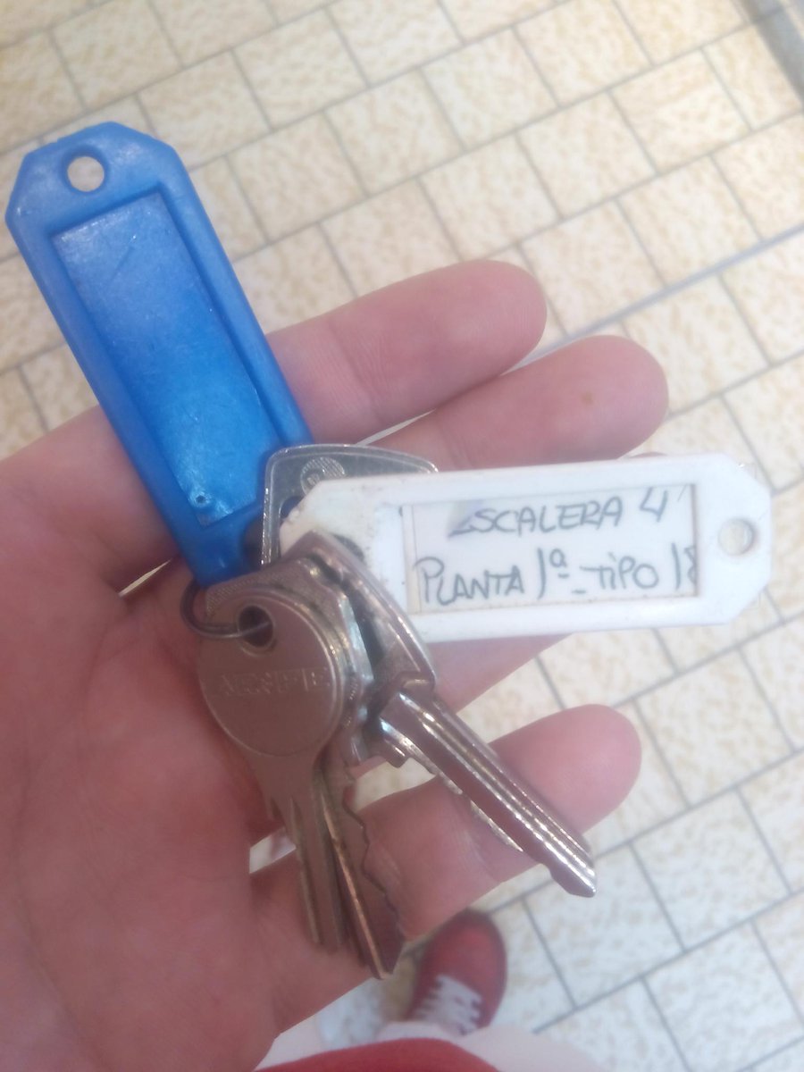 Angelillana96's tweet photo. no se como pero ayer estas llaves llegaron a mi... Si sabeis de quien son contactad conmigo https://t.co/KStixroq1u