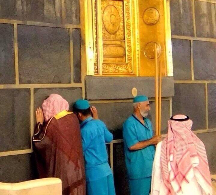 ما أعظم هذا الدين:
"إمام المسجد الحرام" "العربي" و"عامل النظافة""الاعجمي" على قدم المساواة عند بيت الله المُعظّم