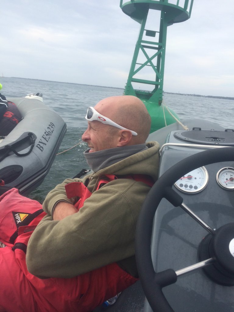 FredMinucci's tweet photo. Au taqué à Arcachon.. Bien accroché à la bouée. https://t.co/bqmCFKSLDL