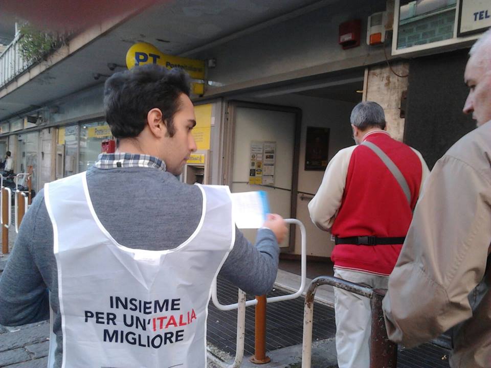 corradopassera's tweet photo. Bravi i nostri attivisti! Un successo il volantinaggio di #ItaliaUnica contro la svendita di #Poste https://t.co/Js8rlOSuCh