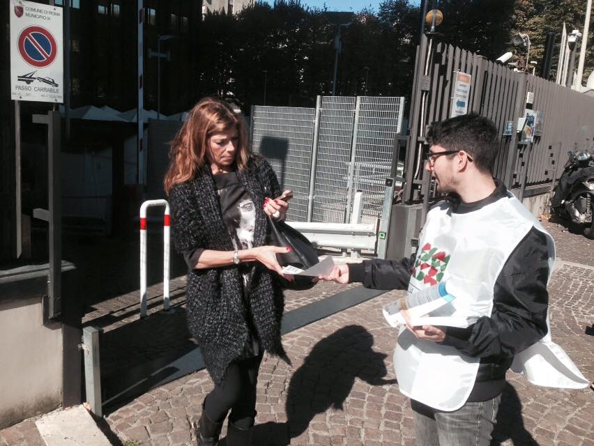 corradopassera's tweet photo. Bravi i nostri attivisti! Un successo il volantinaggio di #ItaliaUnica contro la svendita di #Poste https://t.co/Js8rlOSuCh