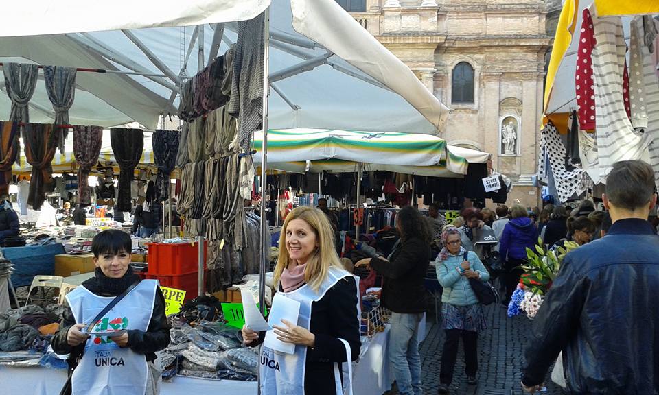 corradopassera's tweet photo. Bravi i nostri attivisti! Un successo il volantinaggio di #ItaliaUnica contro la svendita di #Poste https://t.co/Js8rlOSuCh