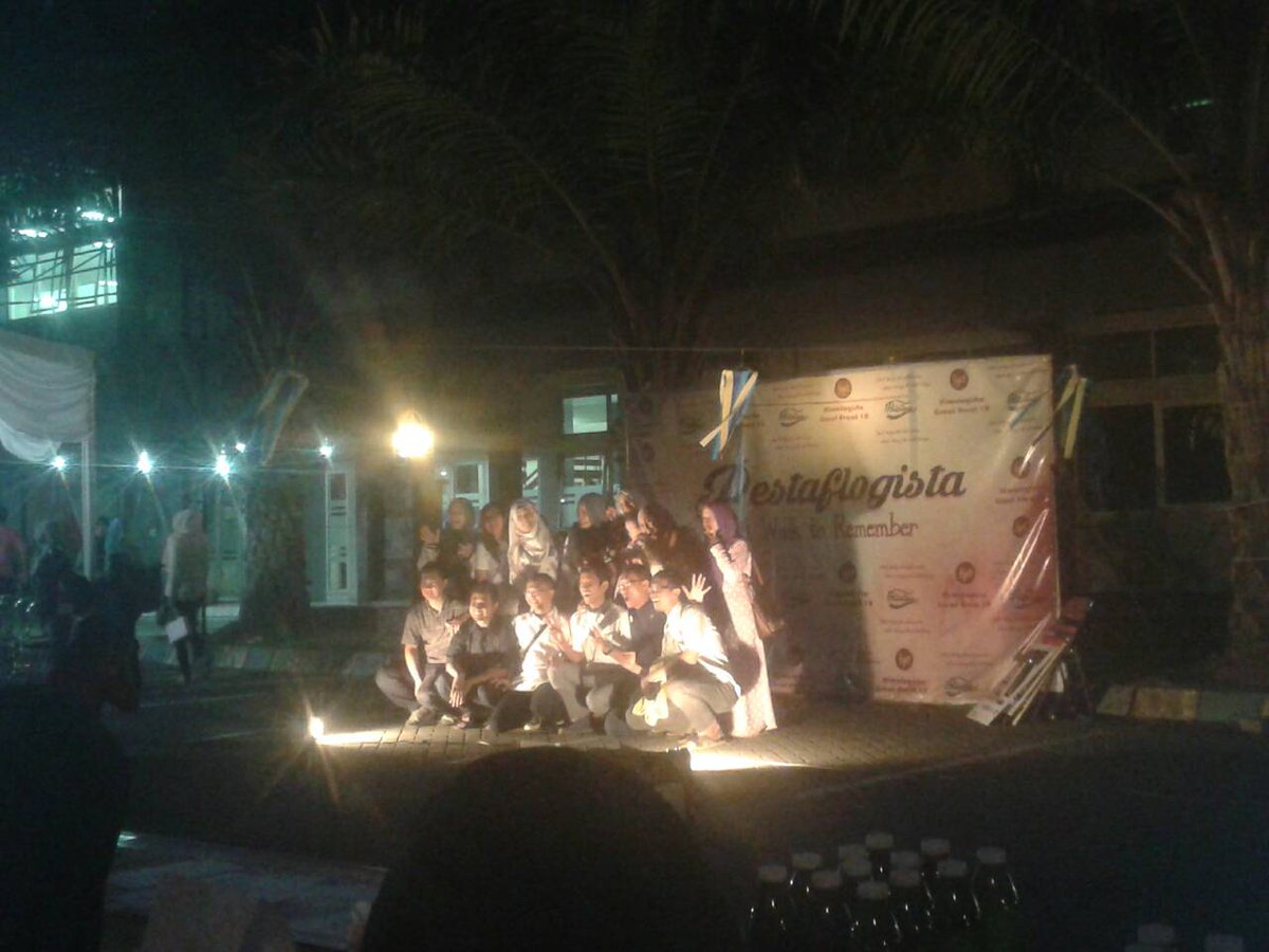 keceriaan mbak dan mas alumni di photoboot :D >>