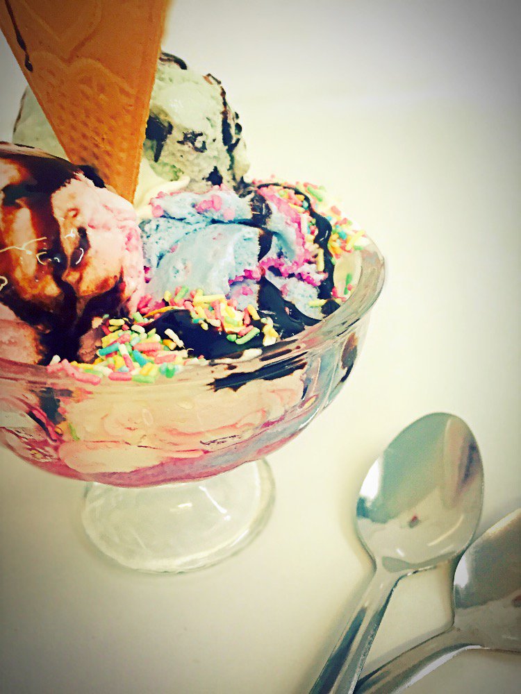 BlueGlacier_'s tweet photo. Our variety of @KellysCornwall ice cream available til 9PM! 54 Southside Street, @PlymBarbican #icecream #Plymouth https://t.co/RWHn7x3mmU