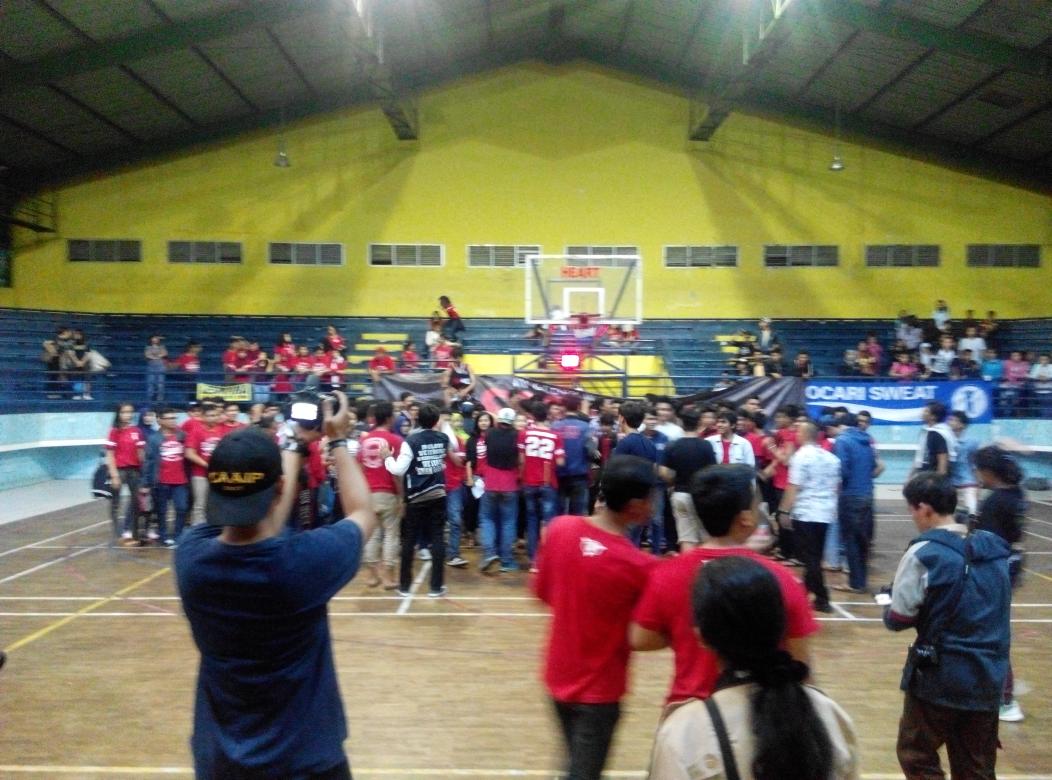 Supporter <a href="/GlorySMANLI/">SMA Negeri 5 Bogor</a> merayakan kemenangan Fivers! #BMCUPXI