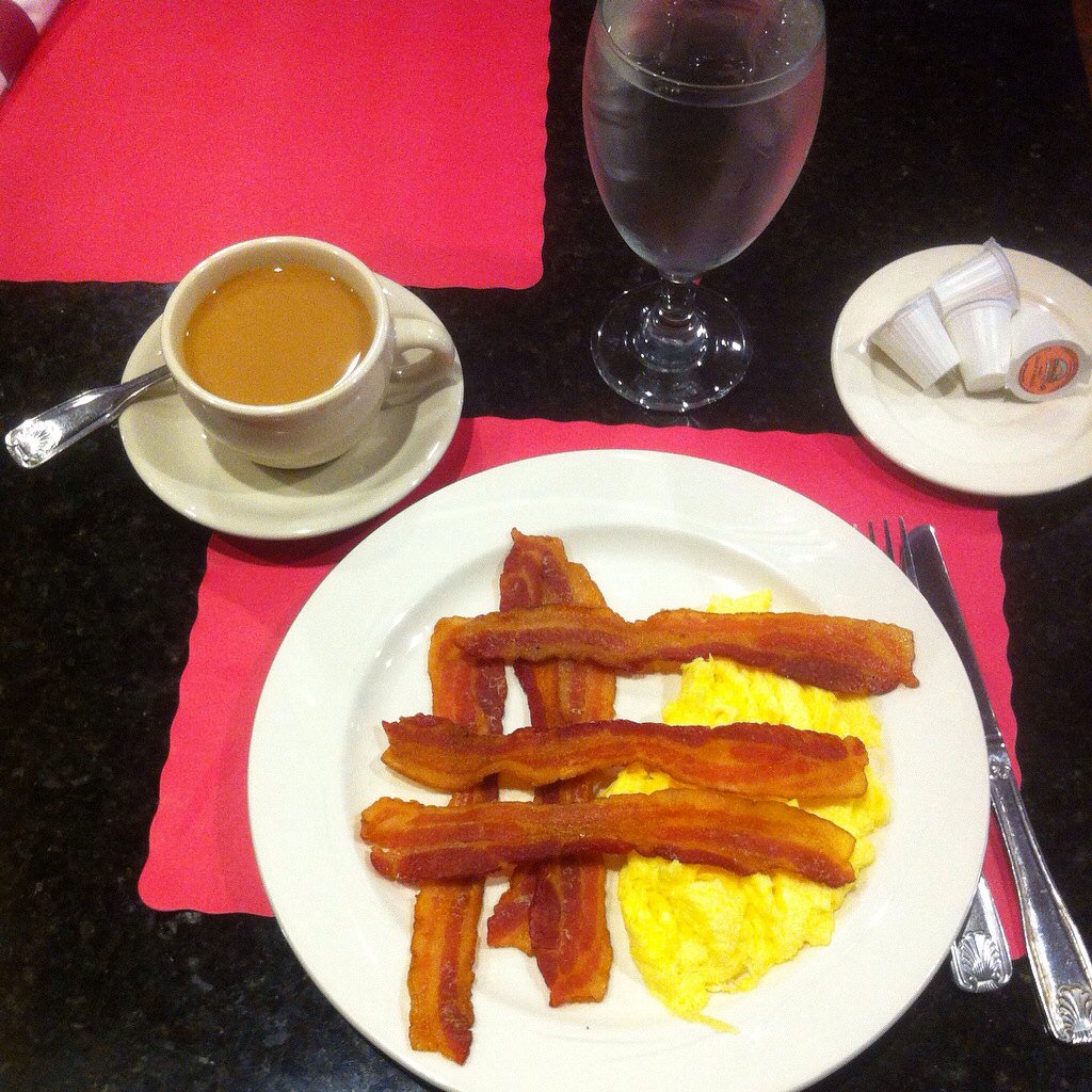 HybridBeastPro's tweet photo. My low-carb #BrainBreakfast -- high-fat for high-energy with no sugar crashes #ElliotHulse #NonJobsSummit https://t.co/moEIWJAEru