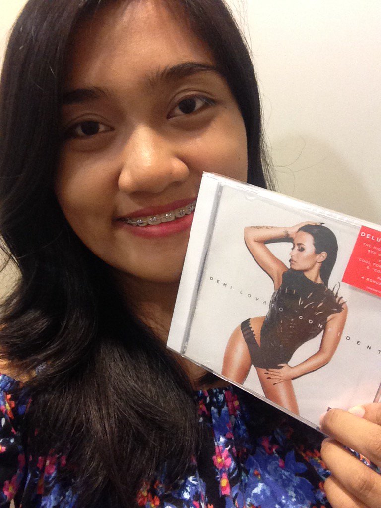 armicarpio's tweet photo. Me with my copy of the bible @ddlovato @demipilipinas @mca_music @Astroplus1 #Confident https://t.co/2gd8UJ6sXM