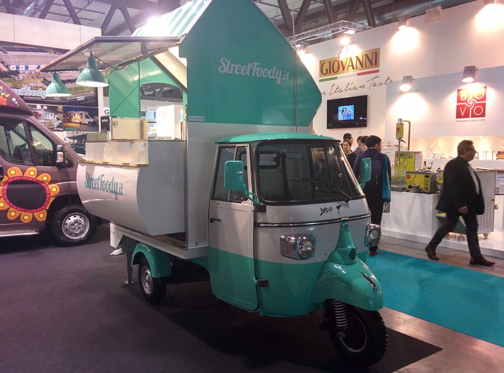 eatinero's tweet image. Saluti a tutti gli Eatineranti dalla fiera @HostMilano! Resti Spa presenta la nuova linea #StreetFoody #cibodistrada