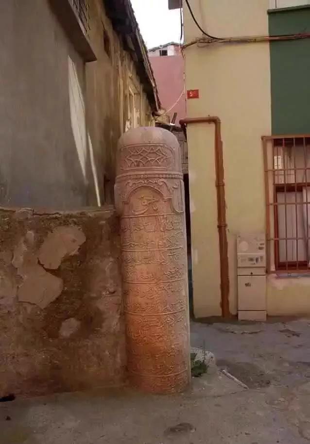 1950 - Okmeydanı,
2015 - Okmeydanı
Geniş arazideki menzil taşı, yapıların arasına gömülmüş durumda. Tarihin katli...