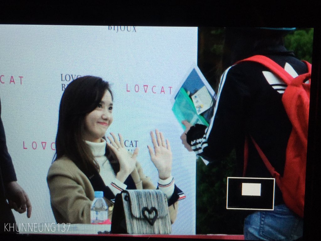 [PIC][24-10-2015]YoonA tham dự buổi fansign cho thương hiệu "LOVCAT" vào chiều nay - Page 3 CSFMo1tUsAANYil