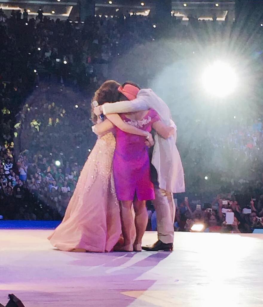 ALDUBFanBoysPH's tweet photo. Priceless Moment for all of us! #ALDubEBTamangPanahon https://t.co/V9Q2tCw6AE
