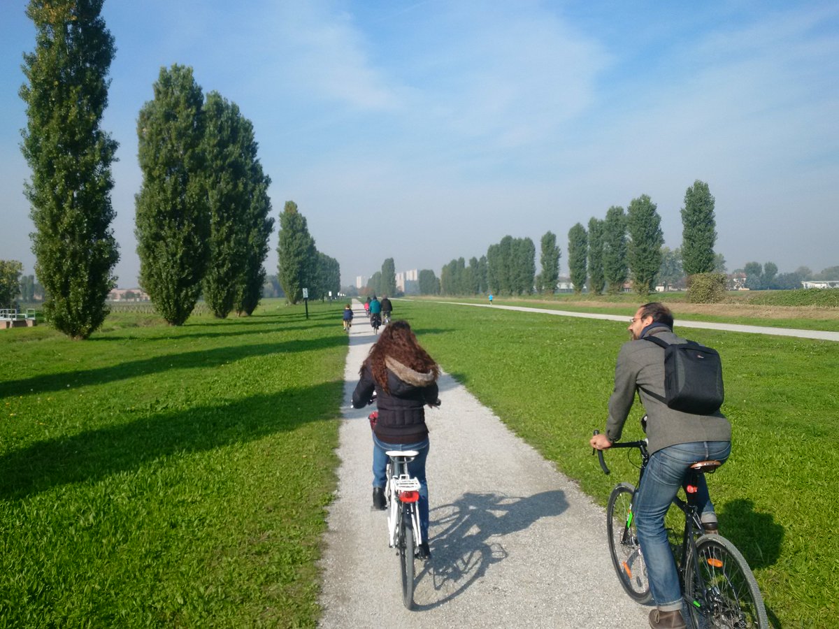 Penalosa_G's tweet photo. Joyful bicycle ride with #Milano activists https://t.co/P4XDlN2cgK