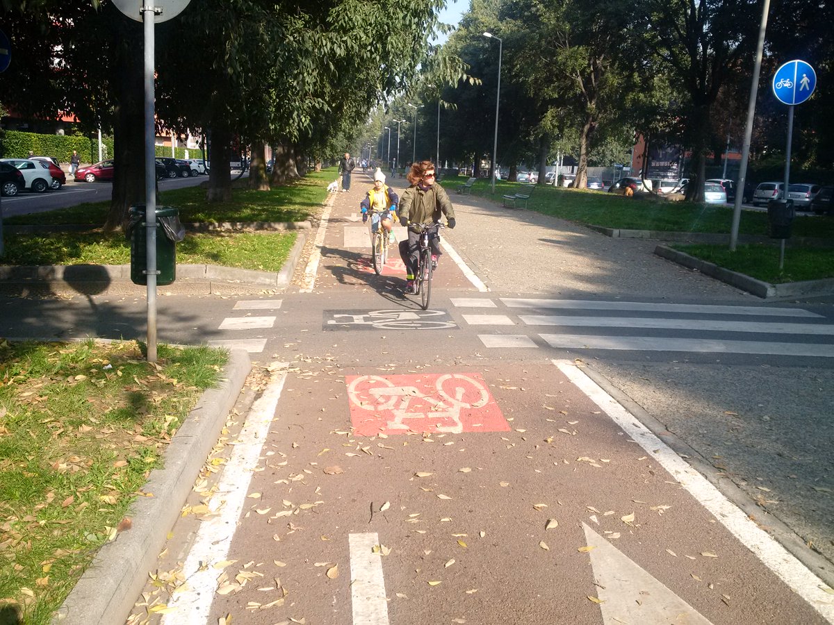 Penalosa_G's tweet photo. Joyful bicycle ride with #Milano activists https://t.co/P4XDlN2cgK