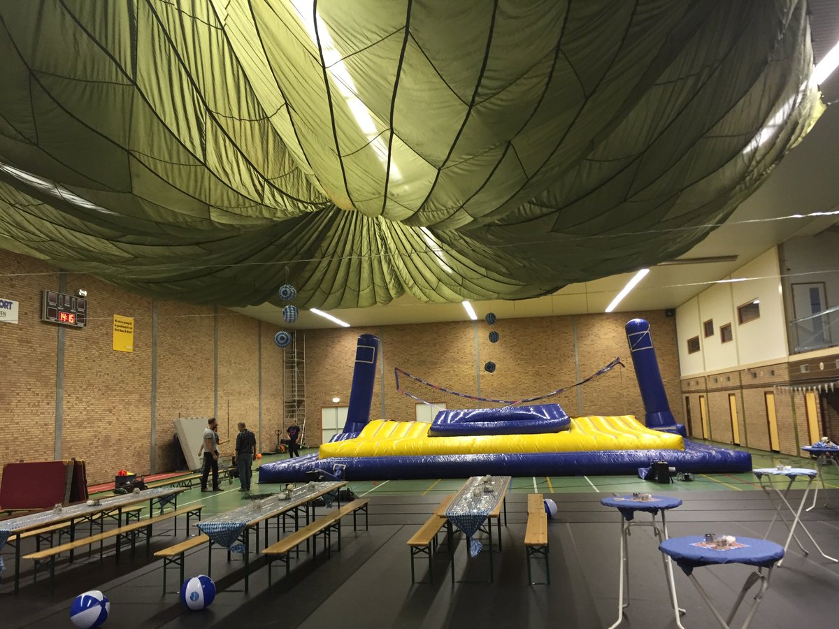 Bossaball veld staat bijna , sporthal helemaal in stijl aangekleed #dreumel #touchefest