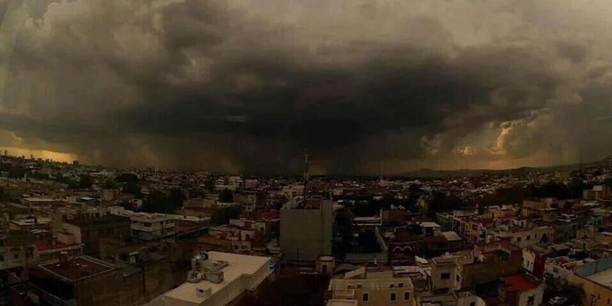 LANACION's tweet image. El #HuracánPatricia se debilitó y redujo su intensidad a la menor categoría a.ln.com.ar/1PMSBP2