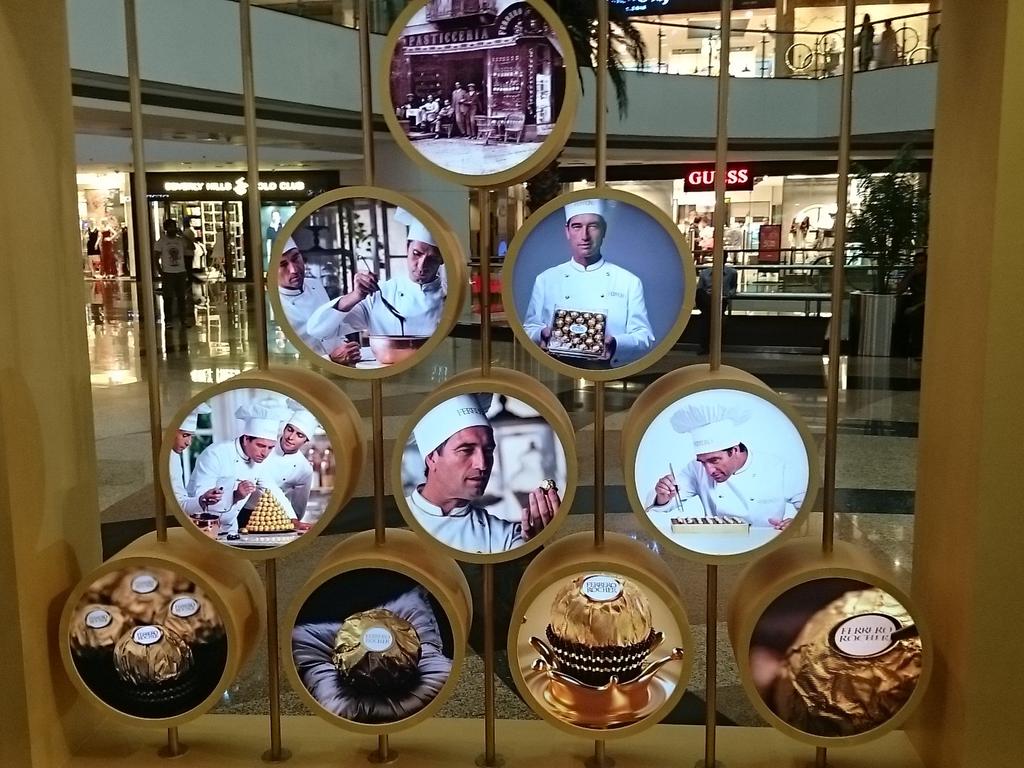PoojaDharani's tweet photo. Italian fine chefs showcasing their magic #GoldenExperience @FerreroRocherIN https://t.co/CIbyRYiYut