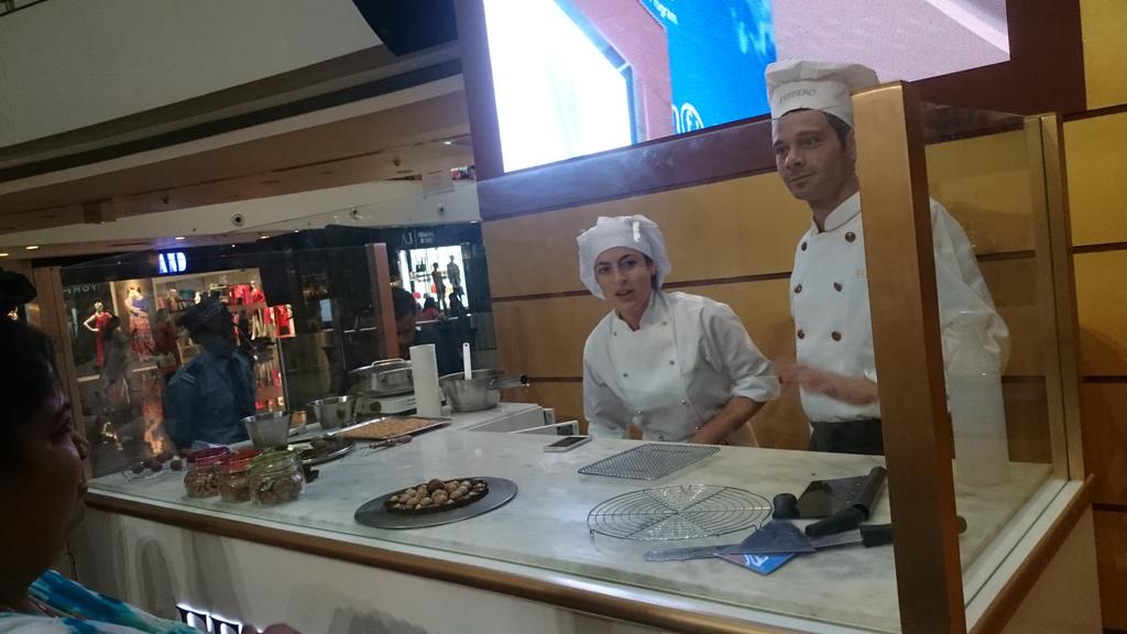 PoojaDharani's tweet photo. Masterclass set to begin ! Yayyyy #GoldenExperience @FerreroRocherIN https://t.co/VVsLBaiVkK