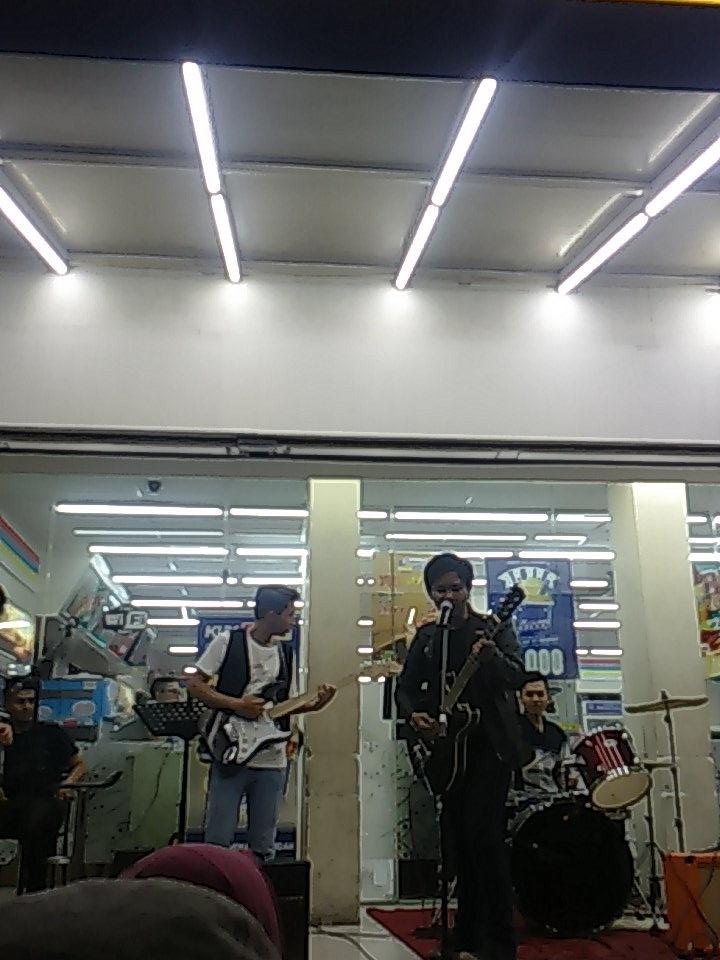 Acara #MANIFESTASI2015 ditutup oleh guest star kita yaitu <a href="/Holdengrass/">Holden grass</a> 
<a href="/infounikom/">IG : infounikom</a>