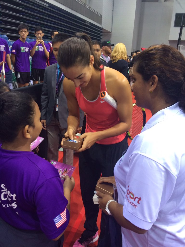 CaroGarcia's tweet photo. Thank you SportCares for my beautiful bracelet. Great to meet the US embassador @RedWhiteBlueDot in @WTAFinalsSG https://t.co/aWHoccJrbo