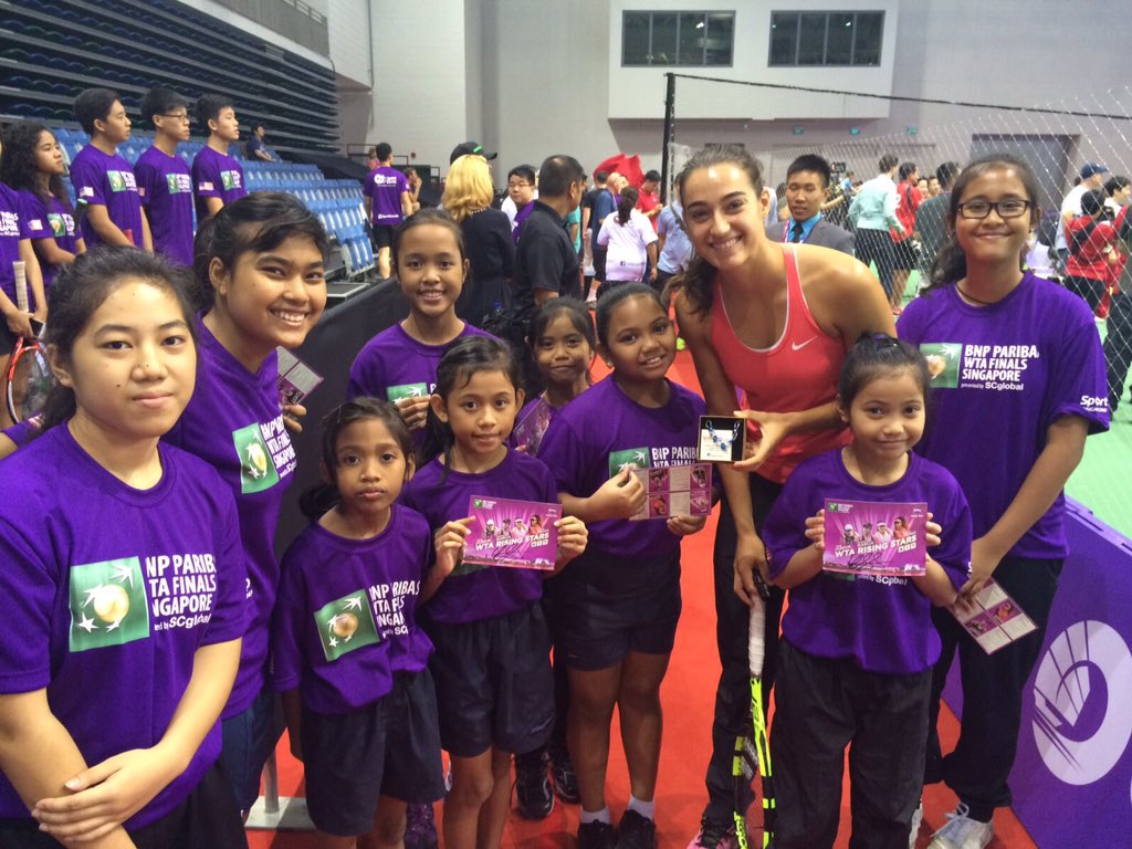 CaroGarcia's tweet photo. Thank you SportCares for my beautiful bracelet. Great to meet the US embassador @RedWhiteBlueDot in @WTAFinalsSG https://t.co/aWHoccJrbo