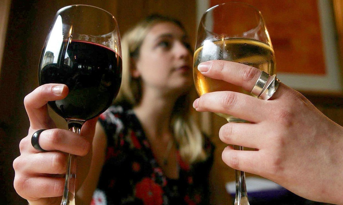 veritasawards's tweet photo. How to order wine at a restaurant: find the oldest year &amp; an unfamiliar grape... #wine https://t.co/KI5l5ZmkTT https://t.co/c4sN135r9I