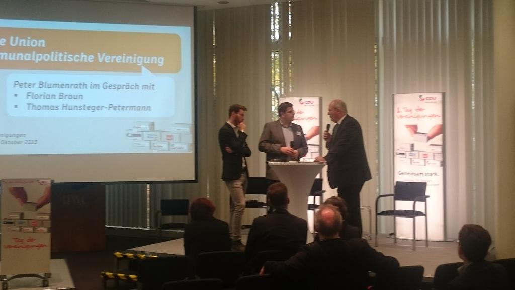 JU_NRW's tweet photo. Das Finale beim #tdv15 wird von JU und KPV bestritten. @flobraun diskutiert mit THP, Oberbürgermeister in Hamm. https://t.co/Ru6Ag5SEbE