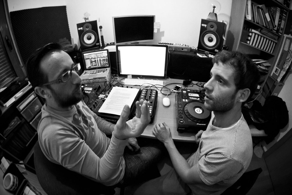 ITTEM_RB's tweet photo. Equipo #ITTEM deliberando y preparando la sesión para el #reto2 de #ViveAhoraTalent #Sientelamusica #mixinprogress https://t.co/RuG5cTczLA