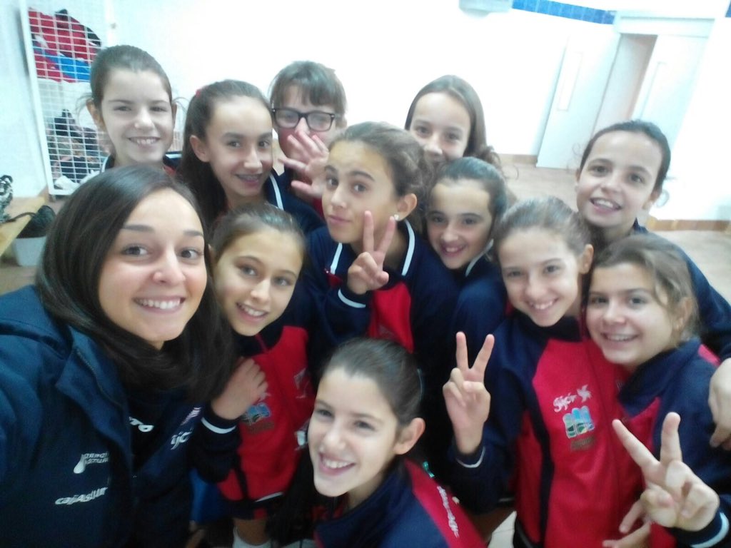 VoleibolRGCC's tweet photo. #Inf2015RGCC disfruto del I Torneo Palombina @voleycurtidora #RGCC #somosgrupo https://t.co/nHj2McoTtP